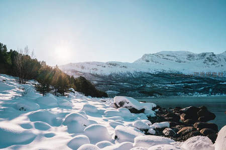 阳光洒落雪岸湖光山色