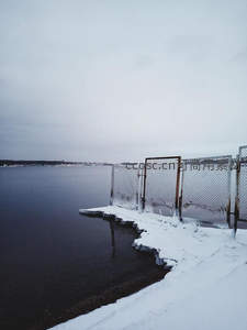 雪岸铁网湖面寂寥