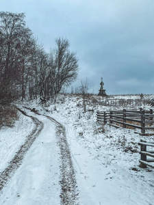 雪径蜿蜒通向山顶小教堂