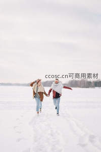 雪原上奔跑嬉戏的甜蜜恋人
