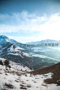 雪山峡谷阳光洒落的壮丽冬景