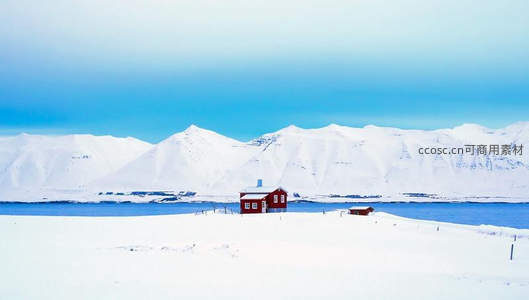 雪域孤屋，远山如黛映碧空