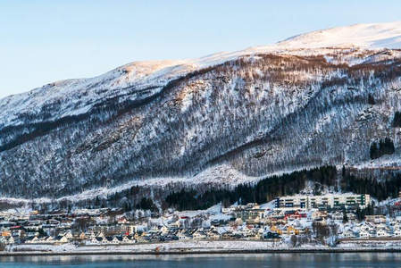 雪岭山城临水而居
