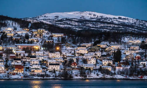 暮色雪村灯火阑珊