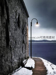 石墙湖畔孤灯，阴云密布下的静谧冬夜