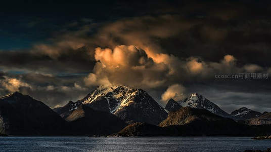 云海霞光映雪山峰