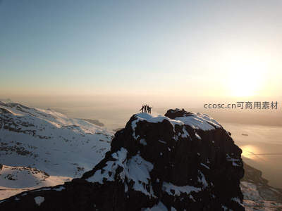 登顶者迎日出欢呼
