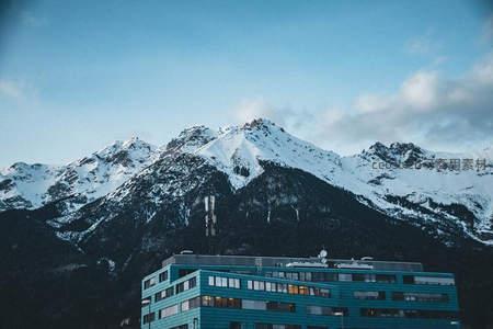 雪山脚下现代建筑与自然和谐共生