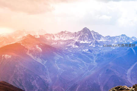 霞光万丈下的壮丽雪山山脉