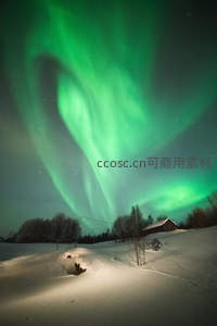 极光舞动雪夜小屋