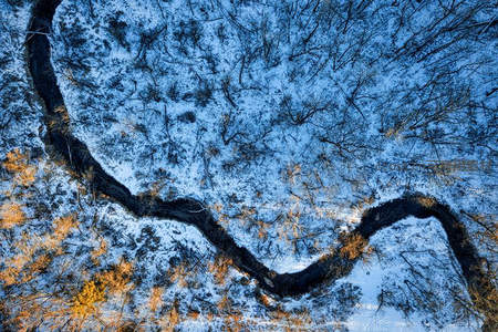 蓝调雪野溪流蜿蜒