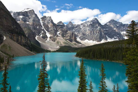 碧湖雪山倒影如镜，自然仙境令人醉