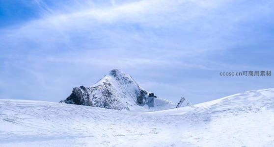 孤峰雪顶蓝天映衬显雄伟