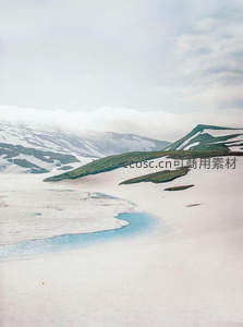 雪山融水蜿蜒流，绿洲点缀雪原间