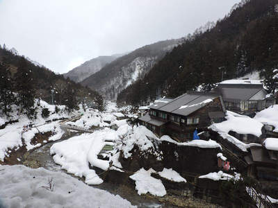 雪乡温泉小镇，木屋隐于银装素裹山林间