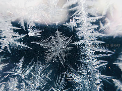 窗上霜花绽放，晶莹剔透如自然艺术品