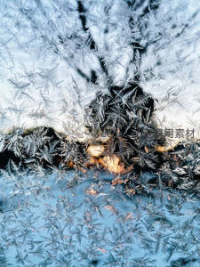 冰晶世界里的暖光，冷与热的视觉碰撞