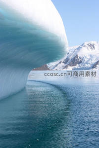 巨大冰山漂浮，极地蔚蓝奇观