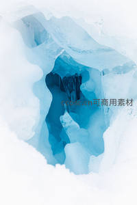 雪中探秘冰洞入口