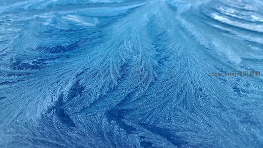 冰霜纹理如羽毛般铺展