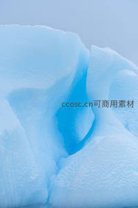 冰山裂缝中的幽蓝秘境