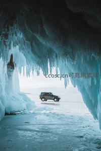 越野车穿越巨型冰洞