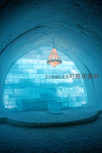 冰晶拱门内的温暖吊灯