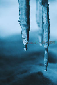 冰柱滴水的瞬间特写