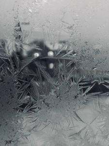 窗上霜花映朦胧夜景