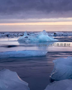 极地冰川湖面，暮色中静谧的蓝色世界