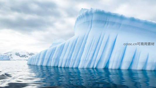宏伟冰山侧影，展现大自然雕刻的鬼斧神工