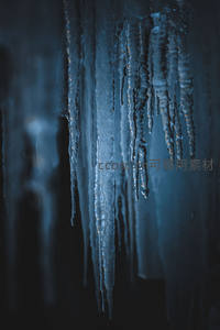 幽暗洞穴中悬挂的神秘冰柱群