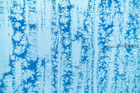 窗玻璃上盛开的蓝色霜花图案