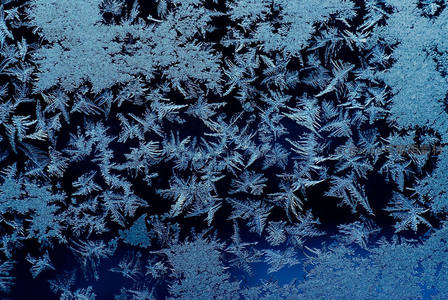 窗上霜花绽放，蓝调世界里的几何艺术