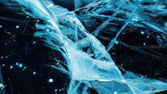 冰面裂纹如星河，深蓝光影中的神秘纹理
