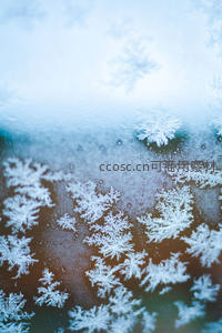 玻璃霜花密布，冬晨朦胧美景