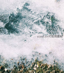 冰面裂纹如画，冬日大地纹理