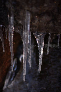 岩壁垂挂的透明冰凌晶莹剔透