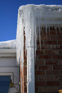 屋檐冰瀑，冬日砖墙上的自然雕塑