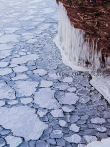 冰裂湖面与岩壁垂冰奇观