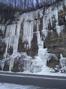 悬崖峭壁挂满巨大冰瀑奇观