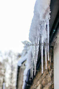 屋檐下悬挂的晶莹剔透冰凌