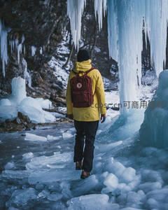 冰洞探险者：穿行于晶莹剔透的冰雪世界