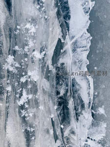 冰裂纹路：凝固的河流与自然的抽象画布