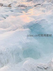 夕阳余晖洒在钙化池的白色梯田上