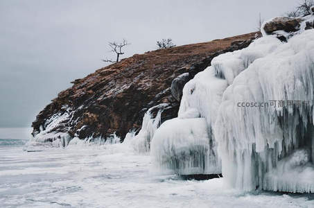 悬崖边巨大的冰瀑垂挂如水晶帘幕