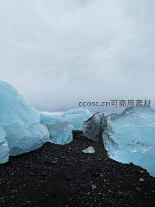 冰川蓝冰与黑沙海岸的壮丽对比