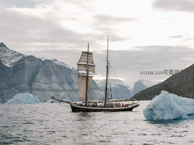 古帆船航行于冰山与雪山之间