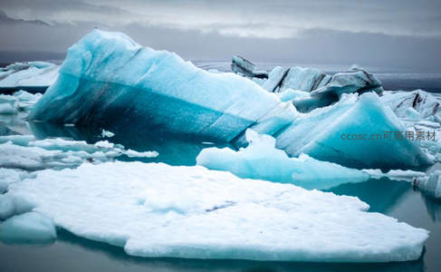 冰川湖中晶莹剔透的蓝色冰山