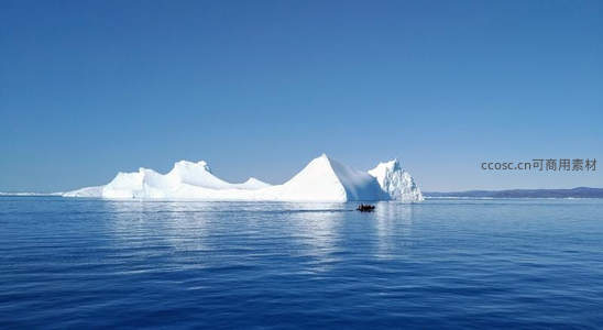 小船驶过蔚蓝海面巨型冰山群